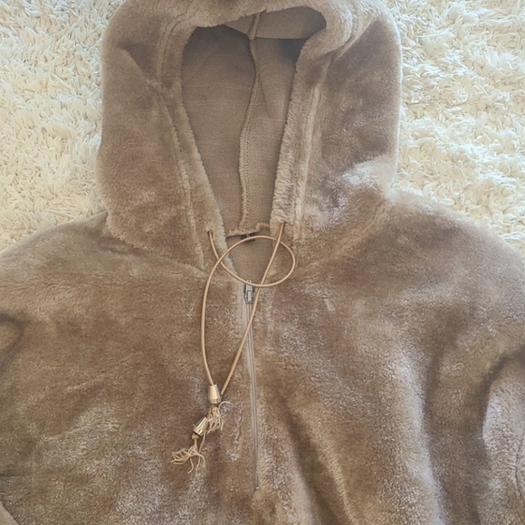 Hooded Pullover - Picture 2 of 9